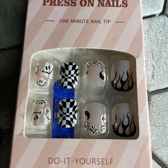 24 pc Press on Nails - Picture 2 of 2